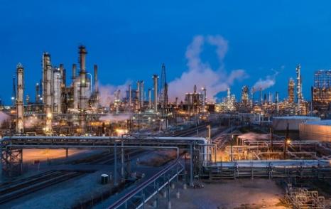 El petróleo se mueve al alza en la mayor extracción de crudo desde enero