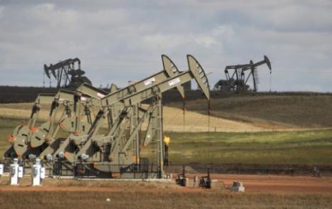 Los precios del petróleo caen a medida que suben los inventarios de crudo
