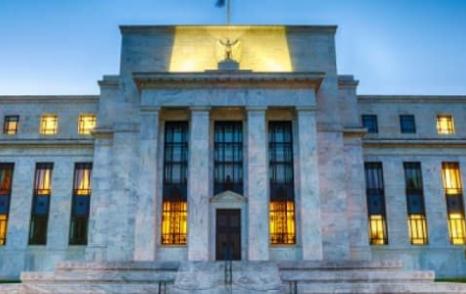 Los precios del petróleo caen a medida que la Fed cambia su tono