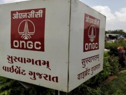 Hombres armados secuestraron en la madrugada del miércoles a tres empleados de la Corporación de Petróleo y Gas Natural de la India (ONGC) en una plataforma en el noreste de la India, la mayor empresa de producción de petróleo y gas del país.