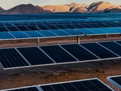 India está haciendo todo lo posible por la energía renovable, con grandes planes para ampliar su sector solar. 